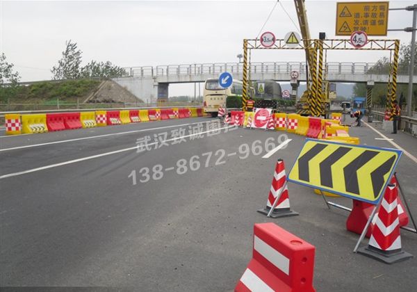 经开区道路工程水马围蔽项目
